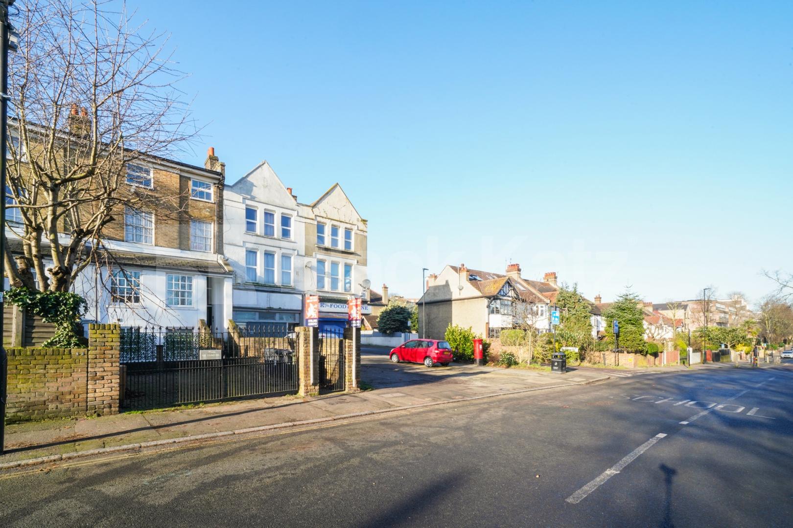 Small but perfectly formed, self contained top floor studio   Upper Tulse Hill, Brixton